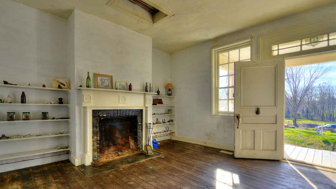 Hallway-c.1830 Historic Fishback House